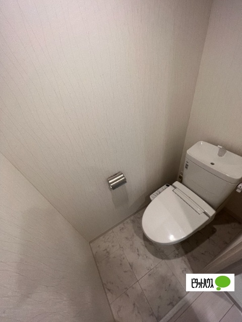 トイレ　温水洗浄便座です