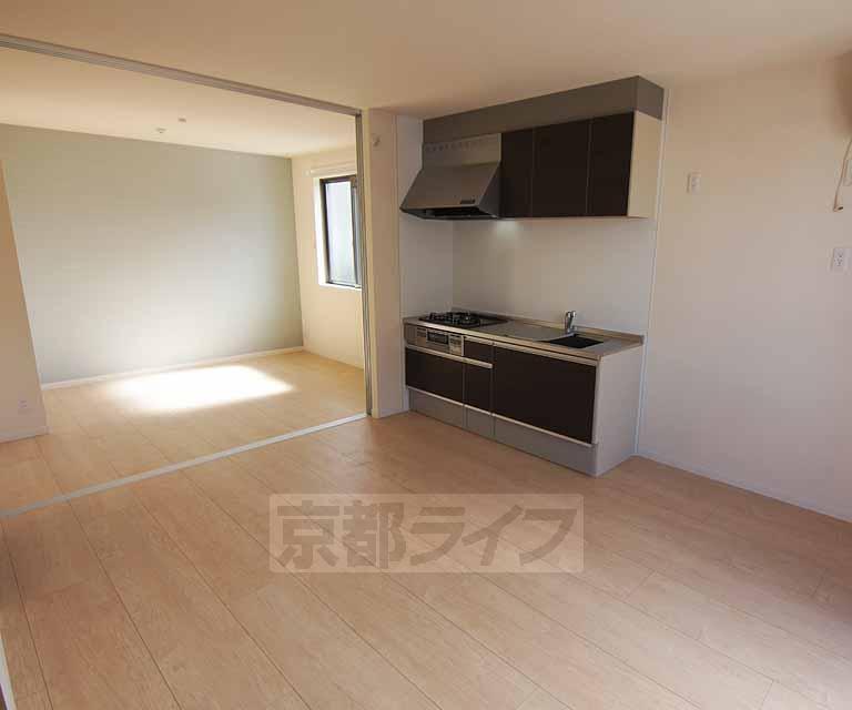 居室・リビング　８．５帖の広々したダイニングキッチンです。