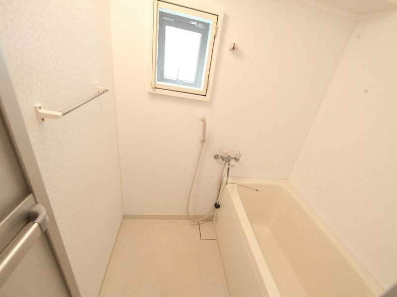 バス・シャワールーム　浴室暖房乾燥機付バスルーム　窓付（換気良好）