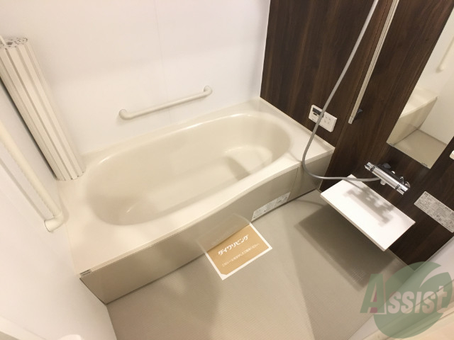 バス・シャワールーム　こちらはお風呂。一日の疲れをここで癒してください。