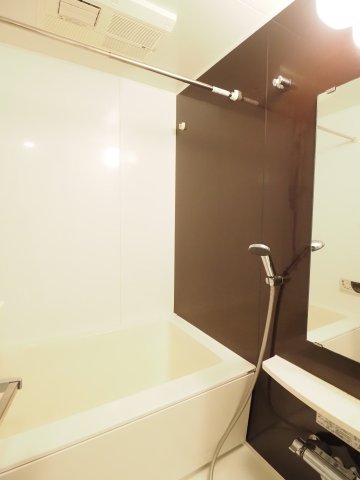 バス・シャワールーム　コントラストの利いた綺麗なバスルーム