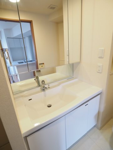 洗面設備　収納豊富で大きな独立洗面台！