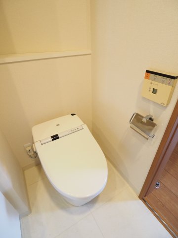 トイレ　ウォシュレット完備のタンクレスなトイレ！