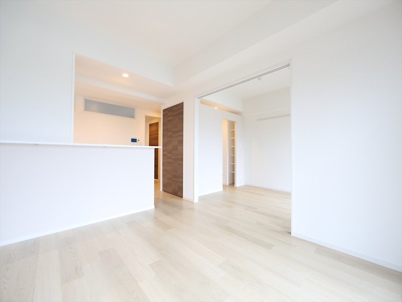 居室・リビング　ＬＤＫ13.3帖　カウンターキッチン　エアコン付　バルコニー