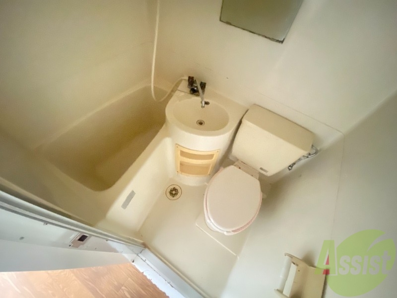 バス・シャワールーム　真っ白お風呂で綺麗です。