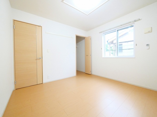 その他部屋・スペース　開放的な寝室です