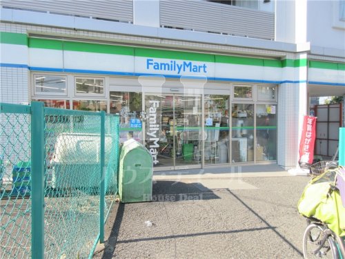 コンビニ　ファミリーマート上十条3丁目店（コンビニ）まで657m