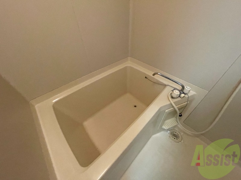 バス・シャワールーム　こちらはお風呂。一日の疲れをここで癒してください。