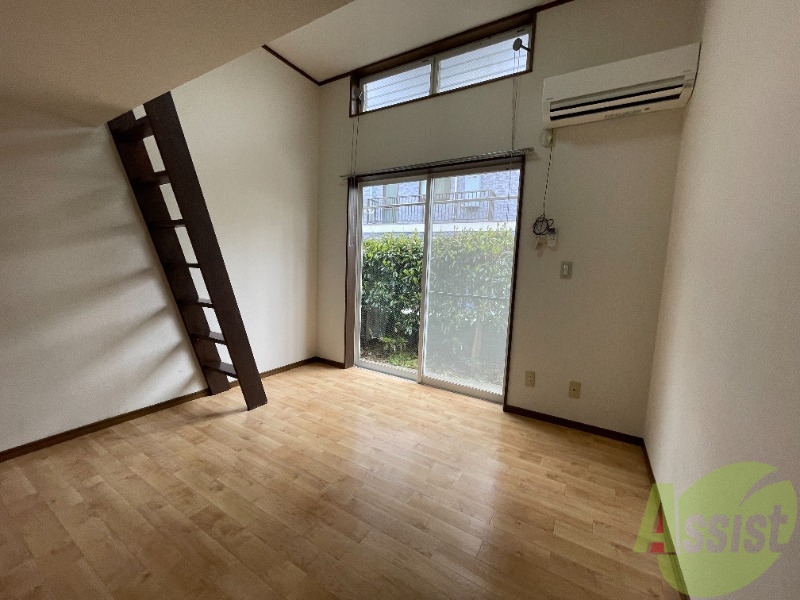 居室・リビング　リビングはこんな感じです。窓が大きくて良く陽が入ってきます。