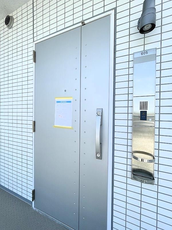 玄関　玄関外側・ダブルロック