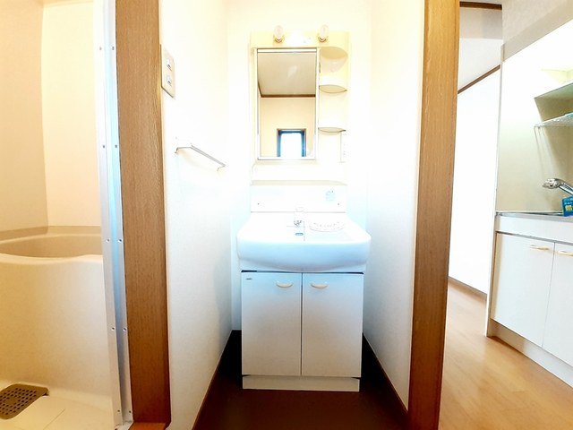 洗面設備　明るい洗面所です