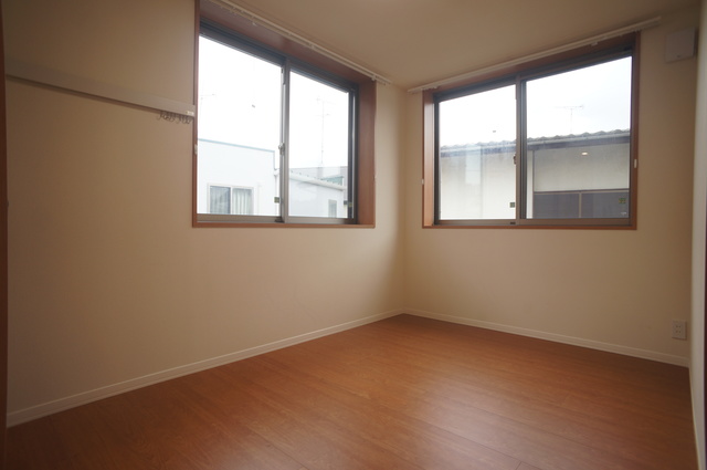 その他部屋・スペース　２面採光なので、明るく風通しのよい過ごしやすいお部屋です♪