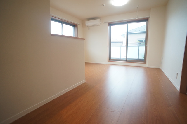 居室・リビング　広いリビングはゆったりくつろげる憩いの空間です♪