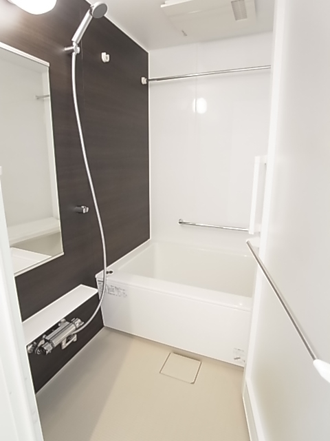 バス・シャワールーム　浴室乾燥機がついているので、梅雨の時期のお洗濯も助かります。