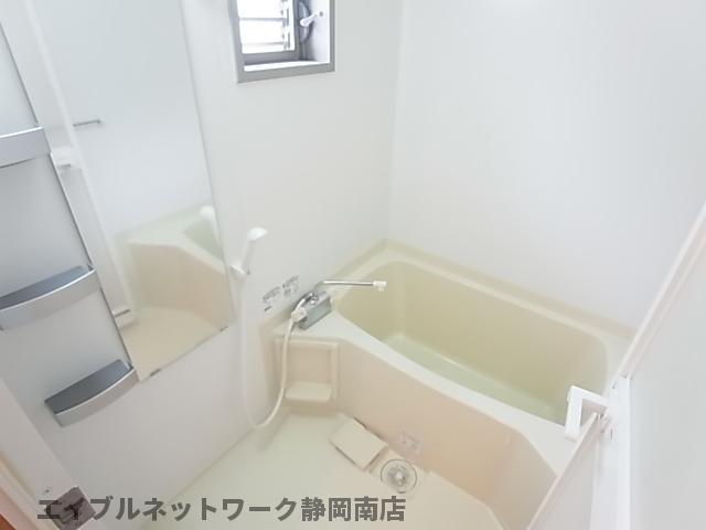 バス・シャワールーム　コンパクトで使いやすいお風呂です