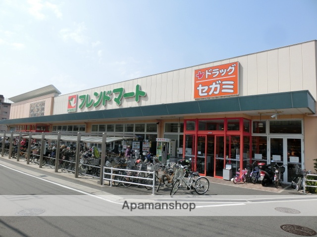 コンビニ　フレンドマート高槻川添店（コンビニ）まで1000m