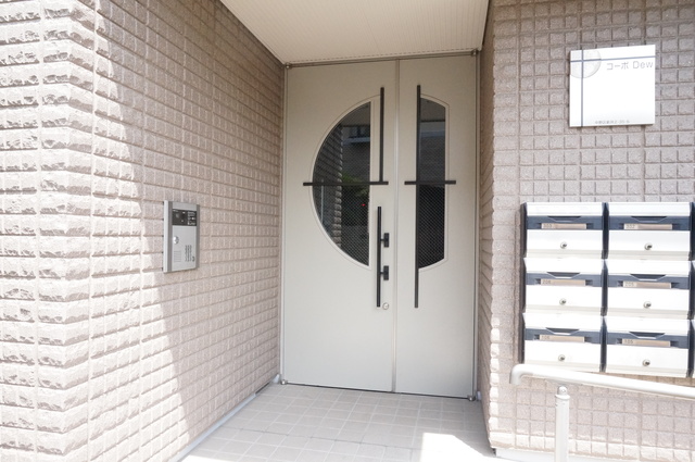 エントランス　不審者やセールスなどの侵入を防げるオートロック付！