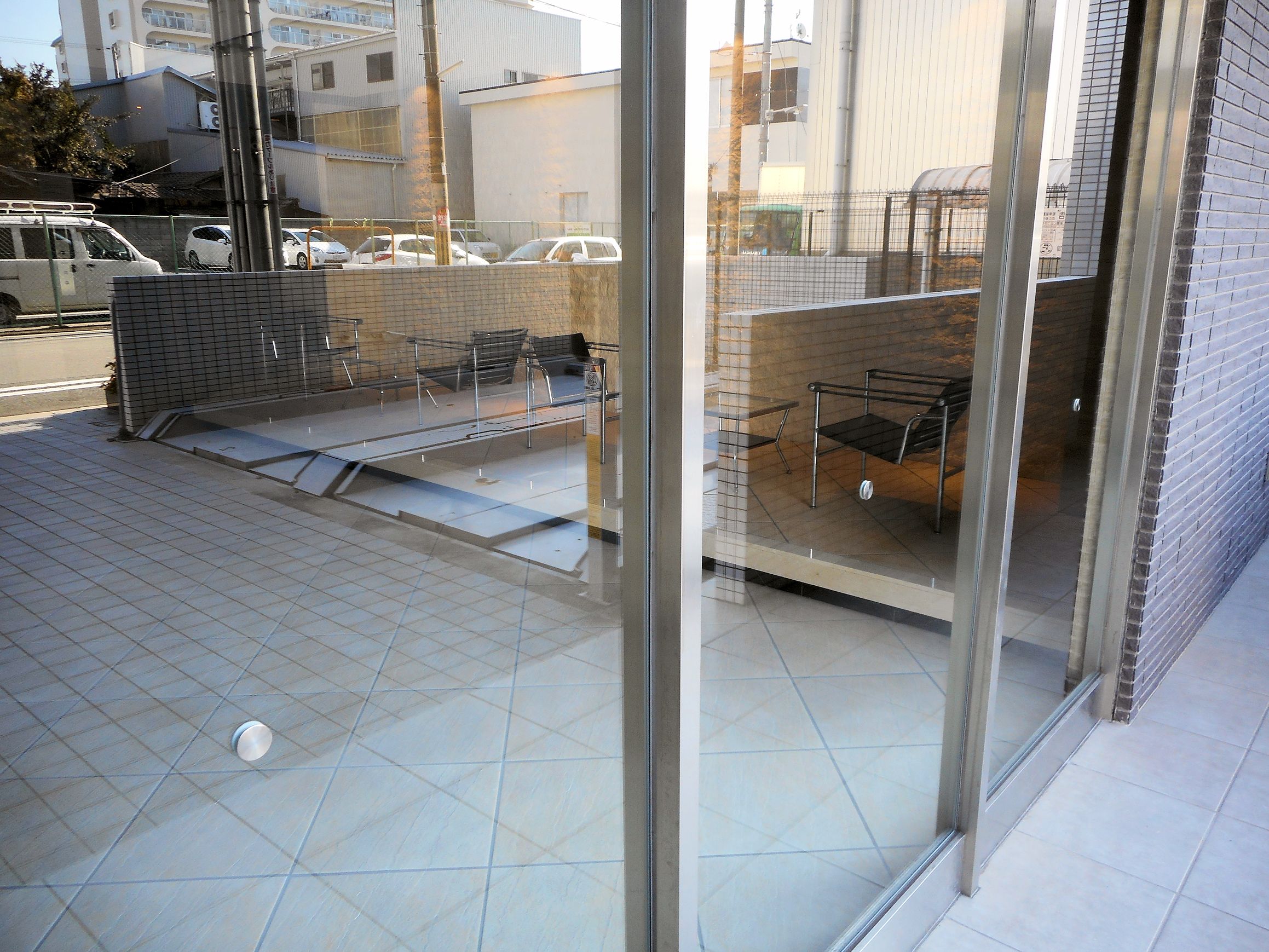 洗面設備　マンション入り口