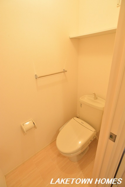 トイレ　上部に収納棚がある温水洗浄暖房便座付のトイレです。
