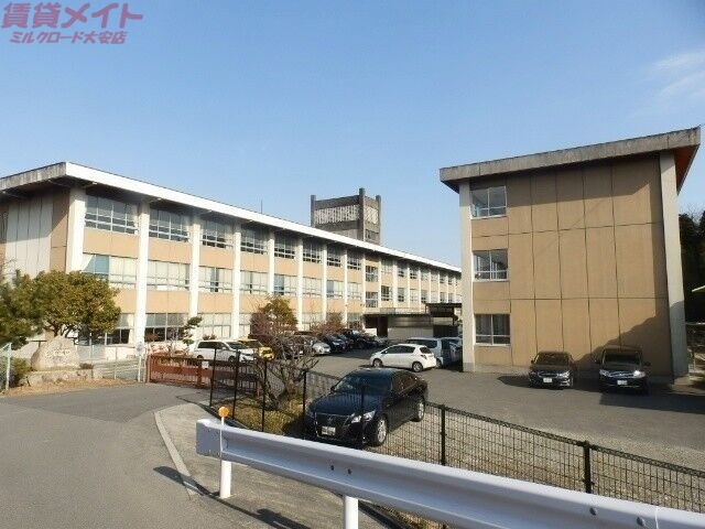 中学校　四日市市立朝明中学校（中学校）まで2893m