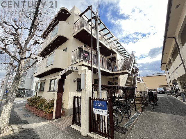 建物外観　居住者専用のごみ置き場があります。