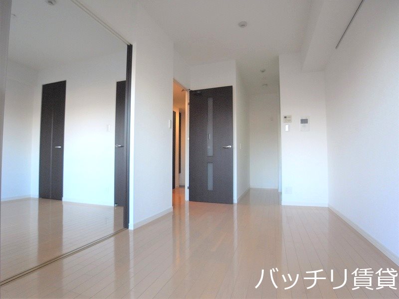 居室・リビング　写真は別号室の為、現状優先になります。