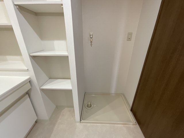 その他設備　洗濯機置き場です。収納棚が便利です♪