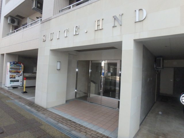 建物外観　エンブレムと外壁タイルがお洒落な正面玄関です♪