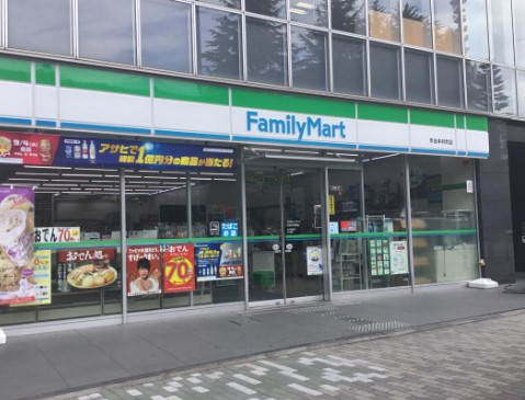 コンビニ　ファミリーマート市谷本村町店（コンビニ）まで106m