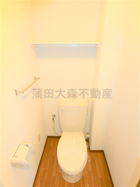 トイレ　温水暖房便座は付いておりませんが電源コンセントがあるので設置