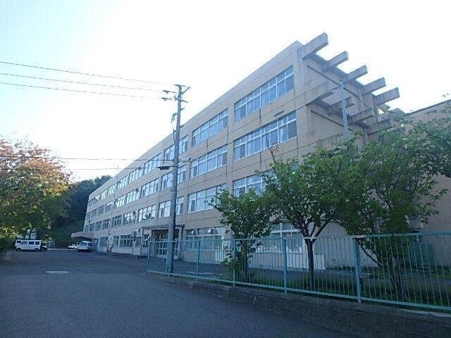 中学校　札幌市立宮の丘中学校（中学校）まで1057m