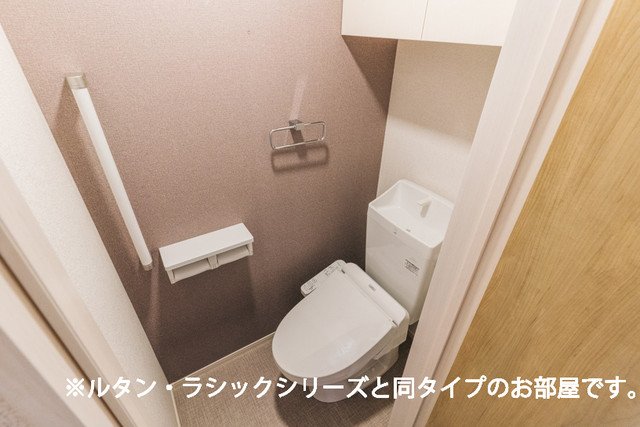 トイレ　落ち着いた色調のトイレです