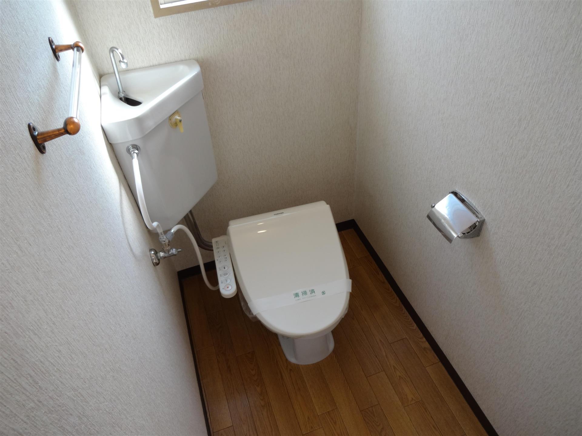 トイレ　快適なシャワートイレが付いてます。