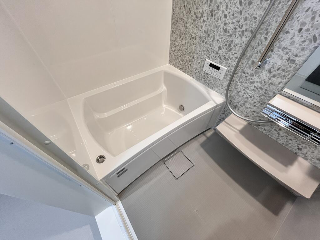 バス・シャワールーム　同施工会社別物件の参考。間取・設備・色合い等異なります。