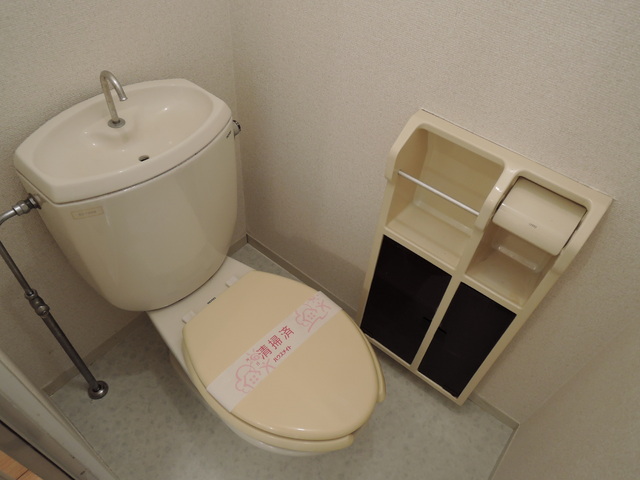 トイレ　トイレには収納もあります♪
