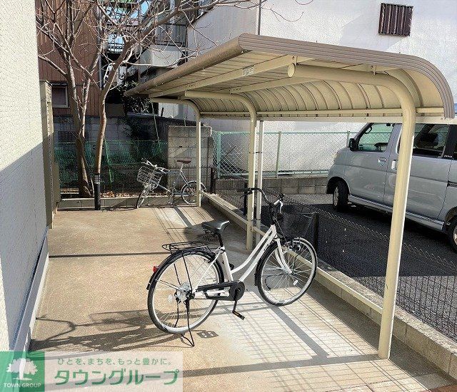 その他　屋根付き駐輪場完備