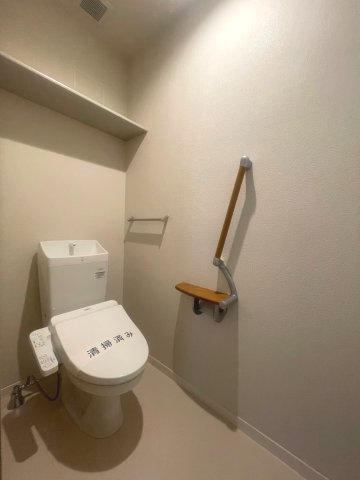 トイレ　温水洗浄暖房便座付き♪ペーパーホルダーは、安心の手すり付き♪
