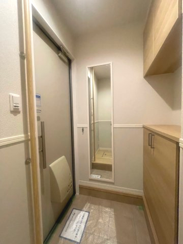 玄関　玄関へは、全身ミラー&手すりの設置ございます♪
