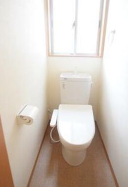 トイレ　落ち着いた色調のトイレです