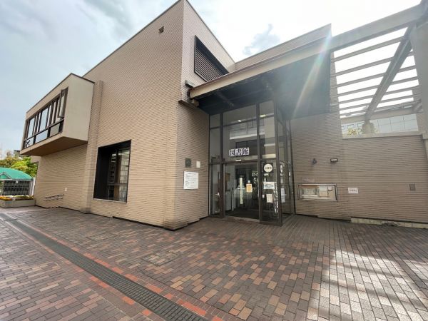 図書館　目黒区立目黒区民センター図書館（図書館）まで536m