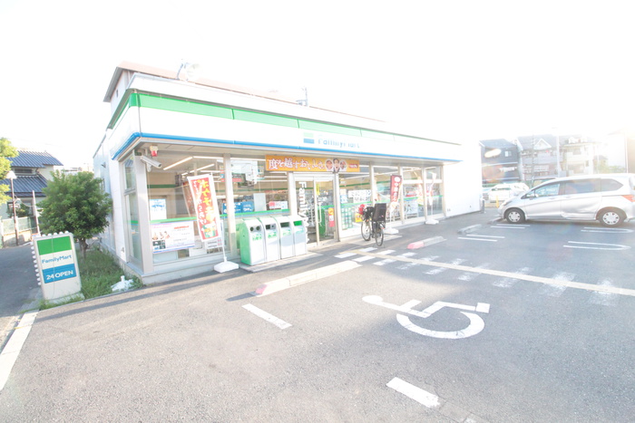 コンビニ　ファミリーマート（コンビニ）まで148m