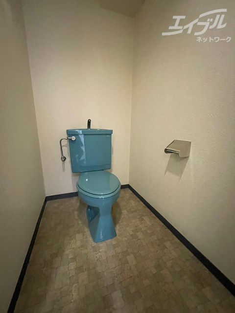トイレ　足元のスペース広いです！
