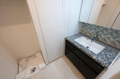 洗面設備　独立洗面台、小物を置くことができて便利です