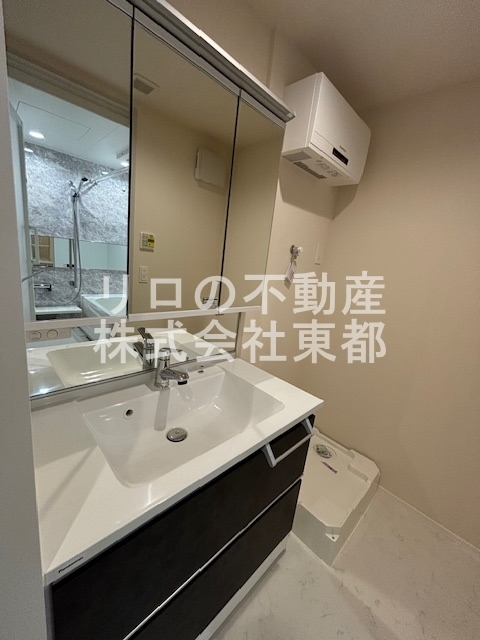 洗面設備　ワイドな鏡を備えた独立洗面台。収納も豊富です♪