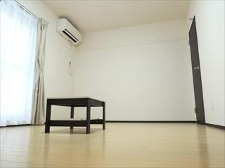 居室・リビング　広くて明るい室内です。