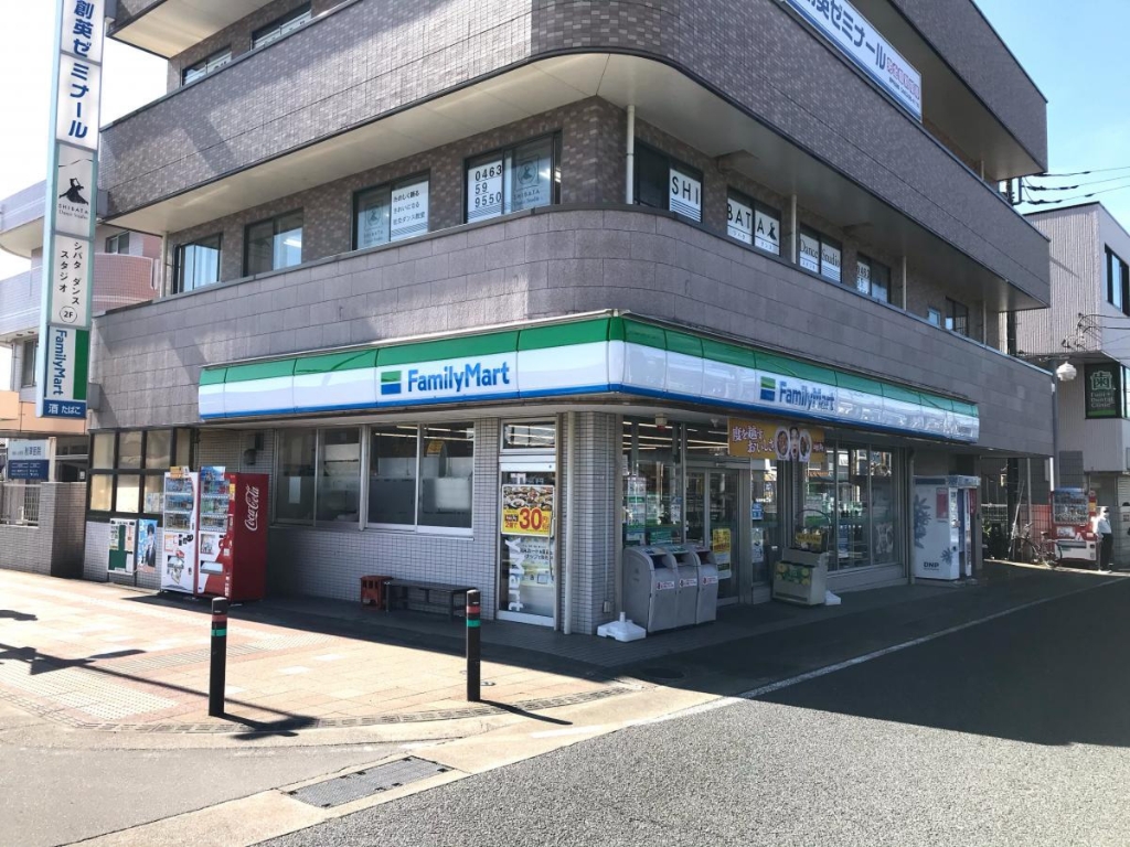 コンビニ　ファミリーマート 愛甲石田駅前店（コンビニ）まで218m