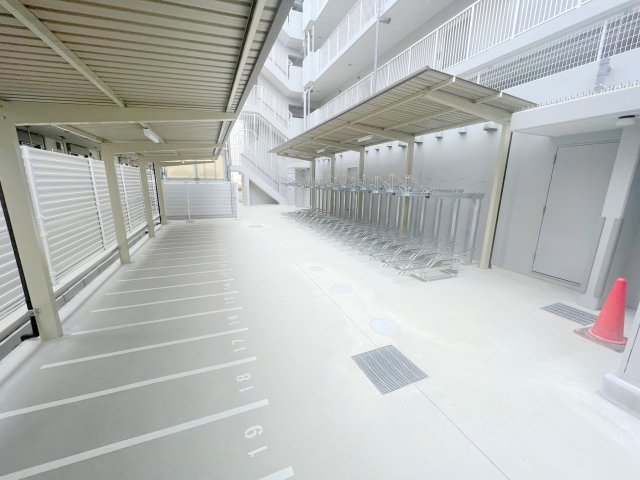 駐車場　敷地内にある駐輪場。雨の日にはうれしい屋根つきです。