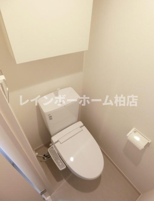 トイレ　落ち着いた色調のトイレです