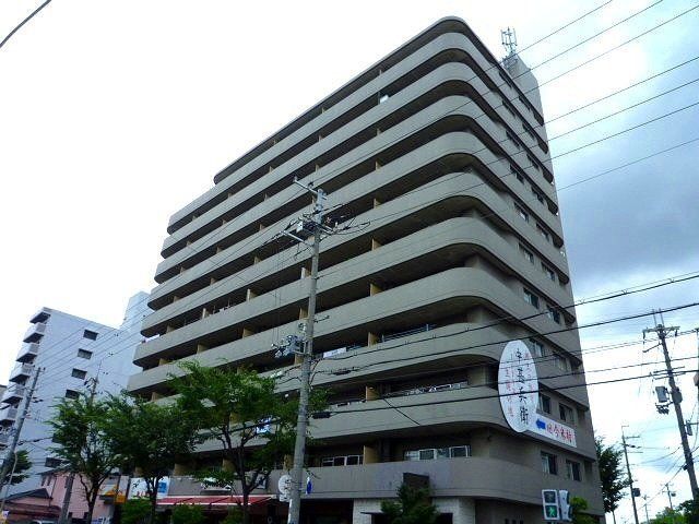 建物外観　鉄筋コンクリート造の１１階建てです。
