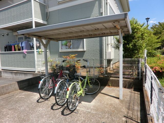 エントランス　屋根付きの駐輪場です